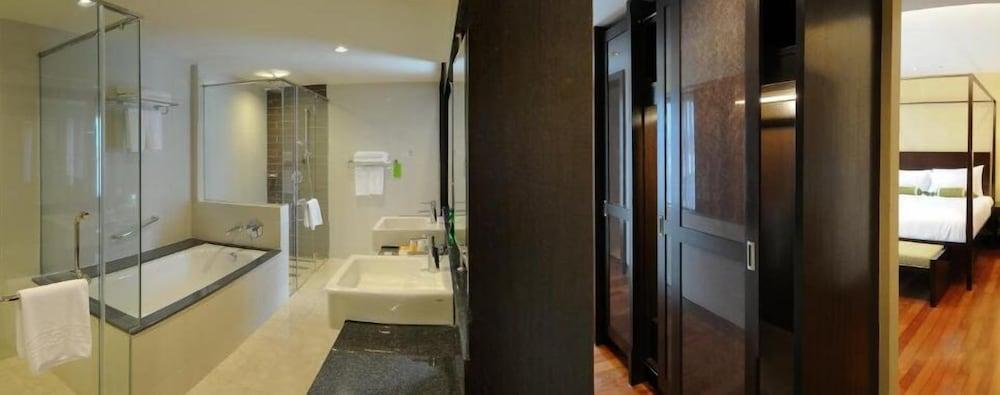 Micasa All Suites Hotel Kuala Lumpur Kültér fotó Bathroom