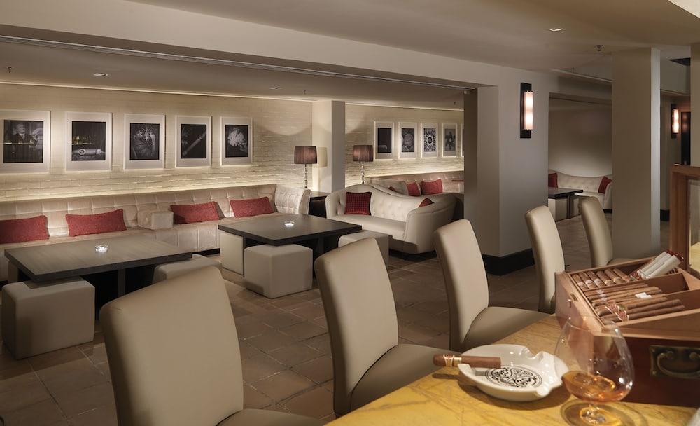 Micasa All Suites Hotel Kuala Lumpur Kültér fotó The interior of the lounge